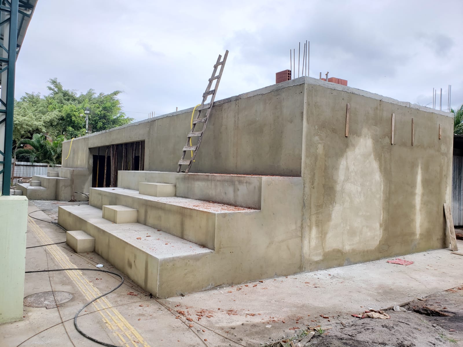 Construção de vestiário, arquibancada e urbanização no entorno da quadra poliesportiva no Campus Quissamã - contrato 16/2020