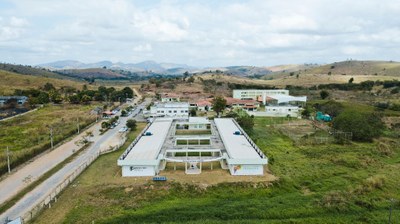 Parque Acadêmico do Campus Itaperuna – Bloco com 19 Laboratórios e duas salas pedagógicas (2016). Origem da Receita: LOA (R$ 3.971.206,65).