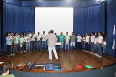 Coro Jovem ensaiou no auditório Cristina Bastos, em Campos-RJ.