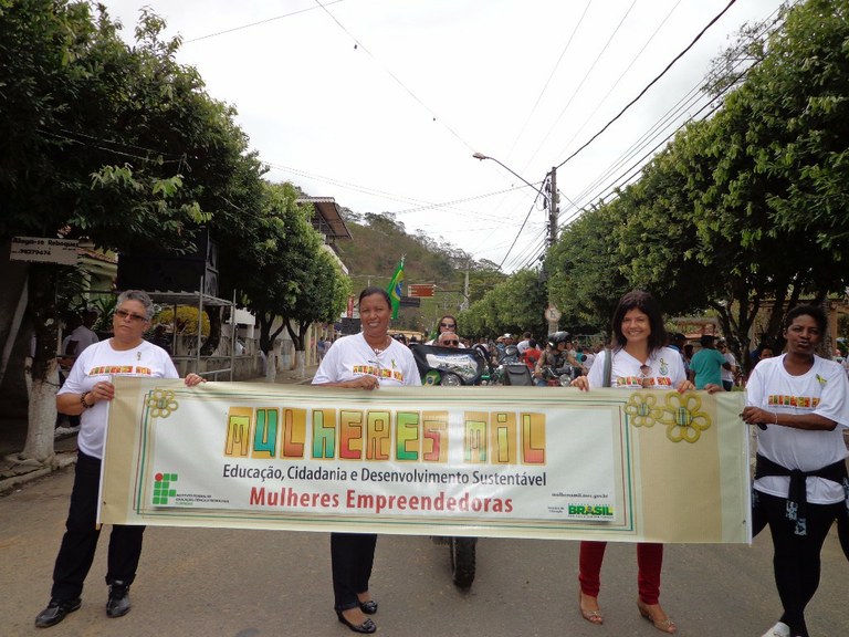 Foto 13 - As alunas do Programa Mulheres Mil do campus Cambuci, participando do desfile escolar  em comemoração do aniversário da cidade de Cambuci, com a equipe da Prefeitura Municipal inclusive o Prefeito (2013).