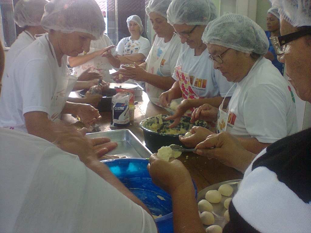 Foto 36 - Alunas do PMM de São João da Barra participando de oficinas de doces ornamentais com a professora Celeste (2012).