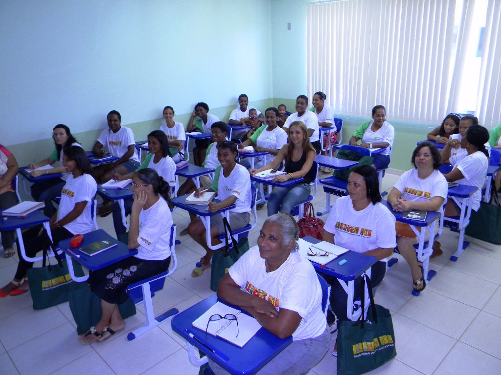 Foto 32 - Alunas do campus Avançado UPEA participando da aula (2012).