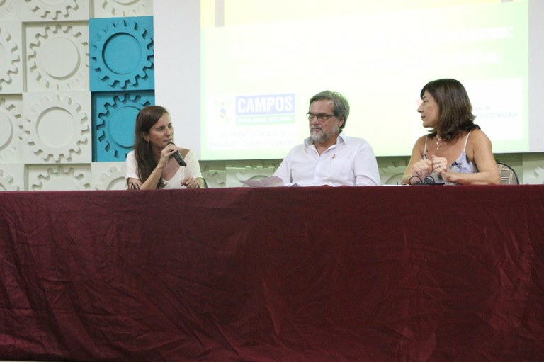 Mesa de Autoridades na cerimônia de conclusão do curso do programa "Educar é pra Vida Toda"