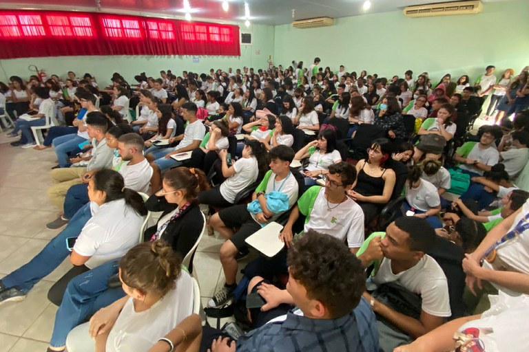 Estudantes e servidores lotaram o auditório para assistir à palestra