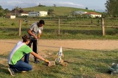 Cada equipe realizou dois lançamentos e o resultado foi obtido a partir da média das distâncias.