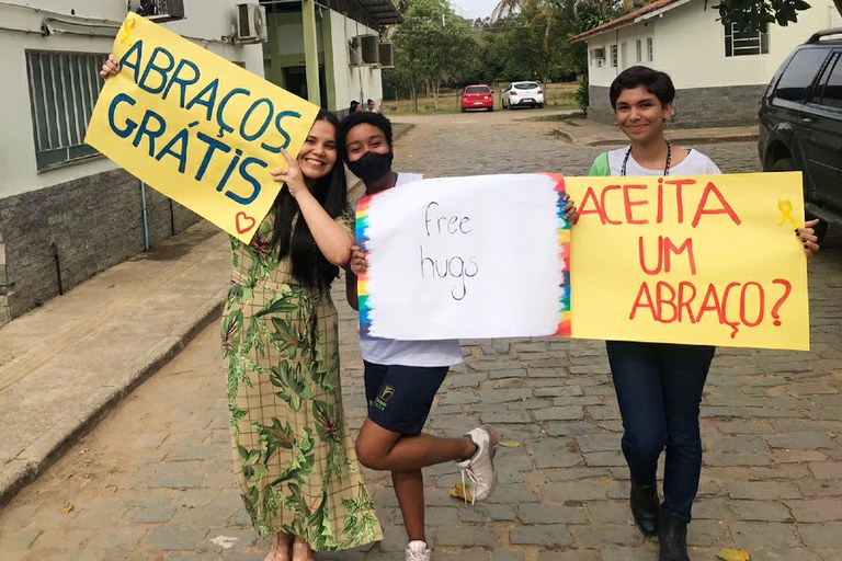 A professora Ana Muniz e as estudantes Josane Rangel e Nanda Mattos