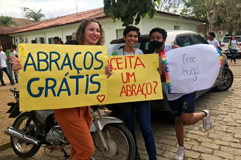 A professora Sarah Vervloet, coordenadora do Nugedis, e as estudantes Josane Rangel e Nanda Mattos