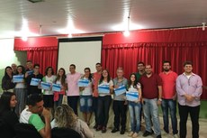 Cerimônia e homenagens incentivam alunos a buscarem bons desempenhos.