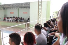 Os alunos foram recebidos em evento de boas-vindas na quadra da instituição. 