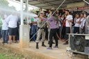 Depois de observar a ação dos bombeiros, os estudantes reproduziram o que aprenderam.