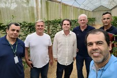 Visita à estufa mostrou pesquisa desenvolvida pelo técnico em Agropecuária Clinimar Amaral.