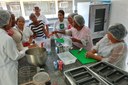 Produção de bolo de cenoura.