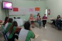 Os alunos realizam atividades e participam de conversas com as profissionais.