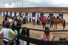 O estudante do campus Hiago Ribeiro ministrou minicurso sobre Manejo Equino.