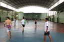 Prática de futsal estimula discussão sobre educação física no currículo escolar.