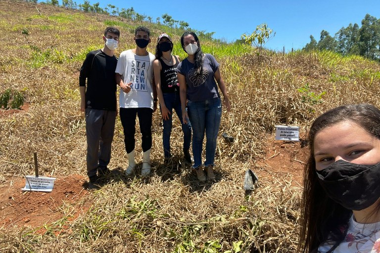 Estudantes plantam ipês amarelos para homenagear pais vítimas da Covid-19