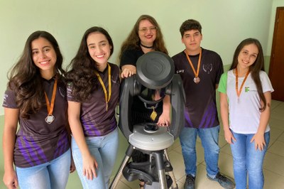 Premiação OBA - medalhistas e Ana Cecília