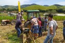 O técnico em agropecuária Clinimar Oliveira ministrou oficina de regulagem de equipamentos aos produtores.