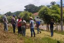 Aplicação de inoculante para produção de silagem, feita por estudantes bolsistas do Curso Técnico em Agropecuária e produtores rurais.