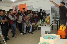 Estudantes de Varre-Sai, interior do Rio de Janeiro, visitam salas temáticas.