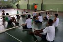 Podem competir no vôlei sentado jogadores amputados, paralisados cerebrais, lesionados na coluna vertebral e pessoas com outros tipos de deficiência locomotora. 