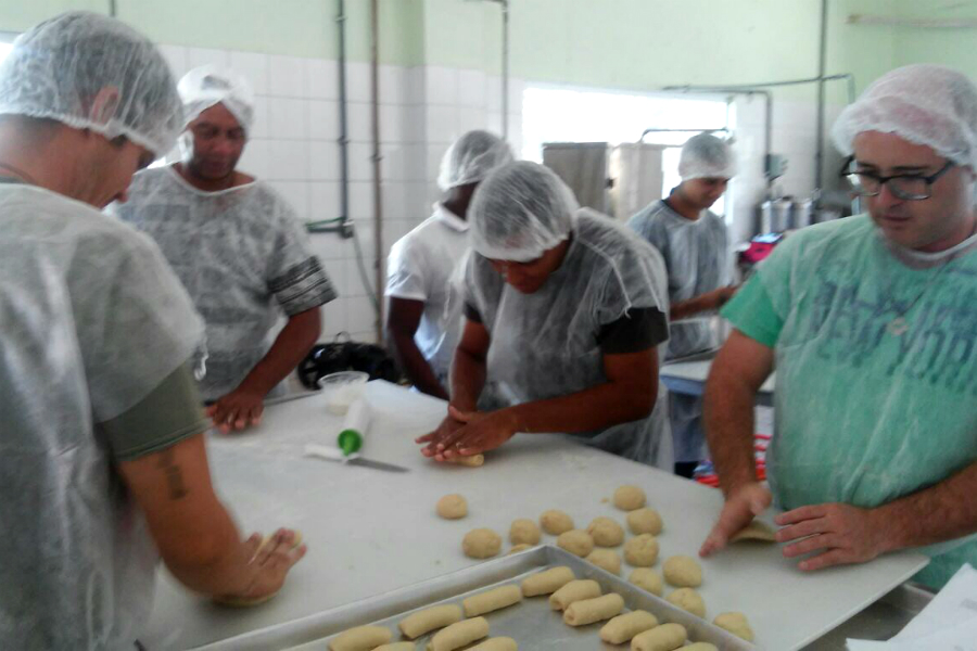 Preparo de bisnaguinhas