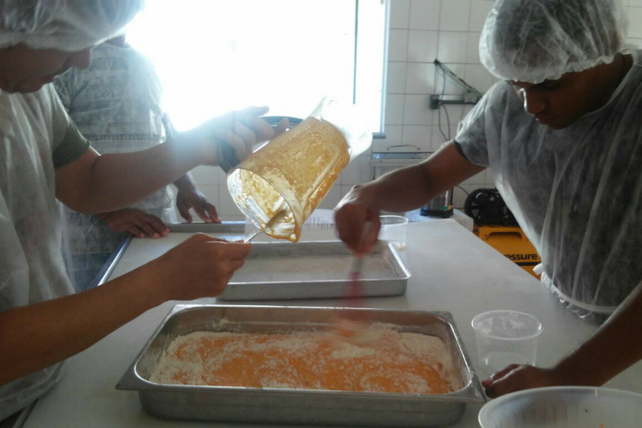 Preparo do bolo de cenoura