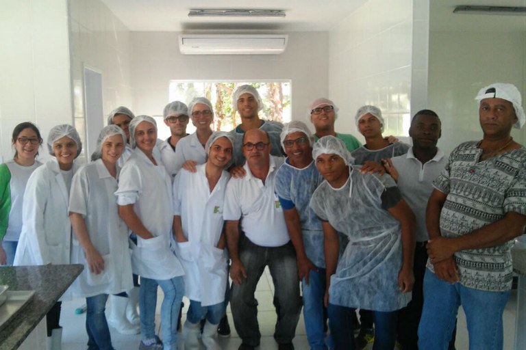 Turma com o coordenador, Heliton, e a professora Marisa