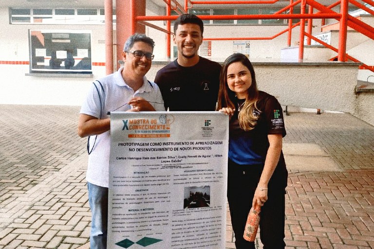 O professor Hilton Galvão e os bolsistas, Carlos Henrique e Evelly, na XX Jornada Jovens Talentos