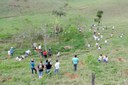 Estudantes do ensino fundamental participam do plantio e aprendem sobre a importância da preservação.