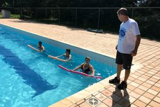 Exercícios na piscina marcaram o primeiro dia de atividades.