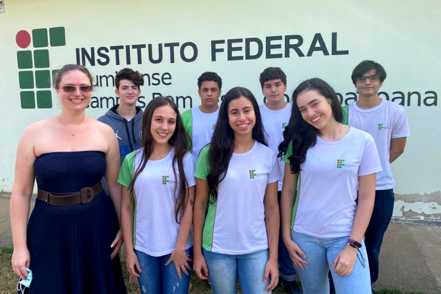 Medalhistas e a professora Ana Cecília Soja