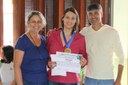 A estudante egressa do IFF Anysia Pessanha representou seu grupo de pesquisa no recebimento do prêmio de melhor trabalho na temática "Agropecuária e Meio Ambiente".