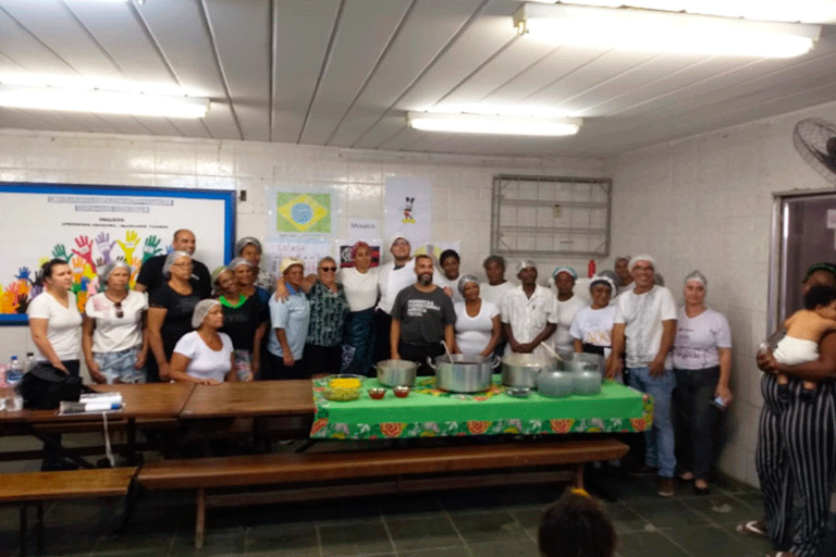 Agricultoras e equipe do campus ao final das oficinas