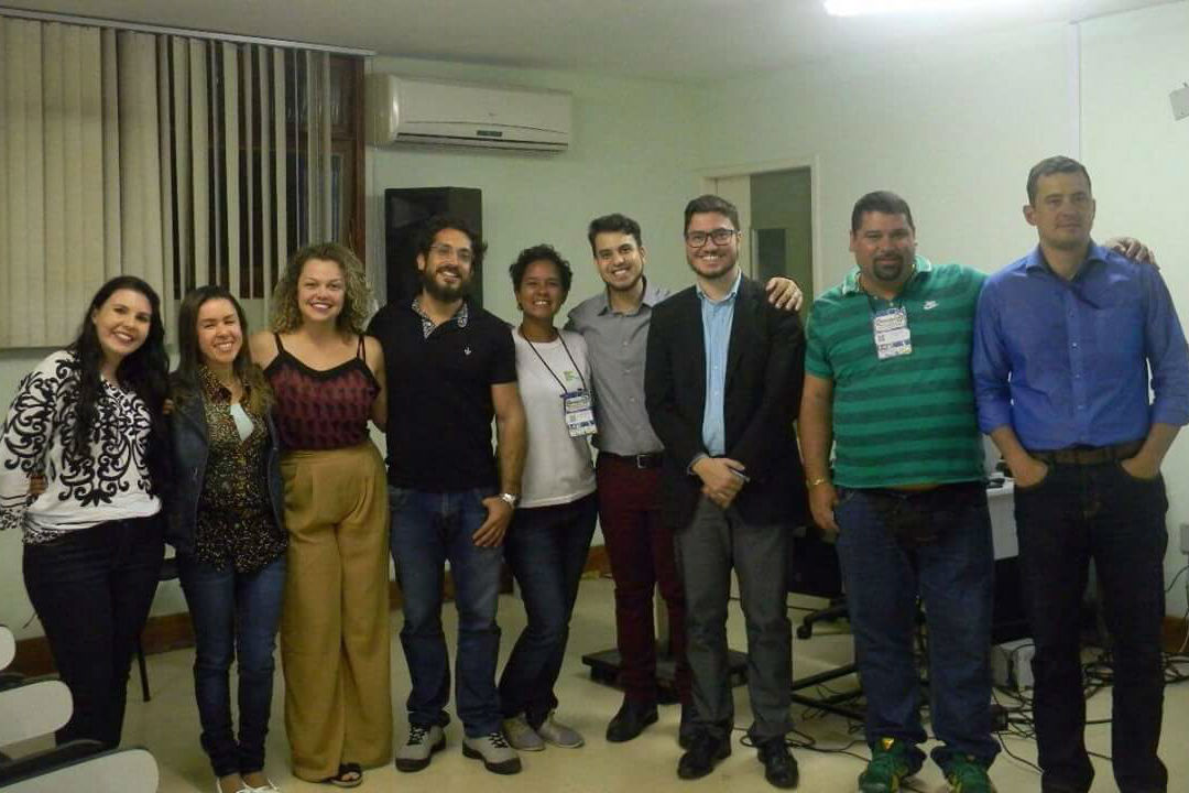 Os professores do curso de química e o presidente do CRQ-III, Rafael Almada (ao centro)