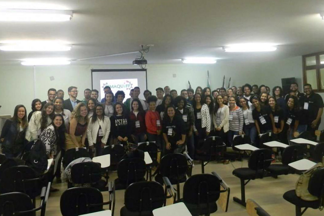 Alunos e professores no encerramento do evento