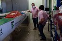 O deputado em visita ao laboratório do curso de eletromecânica