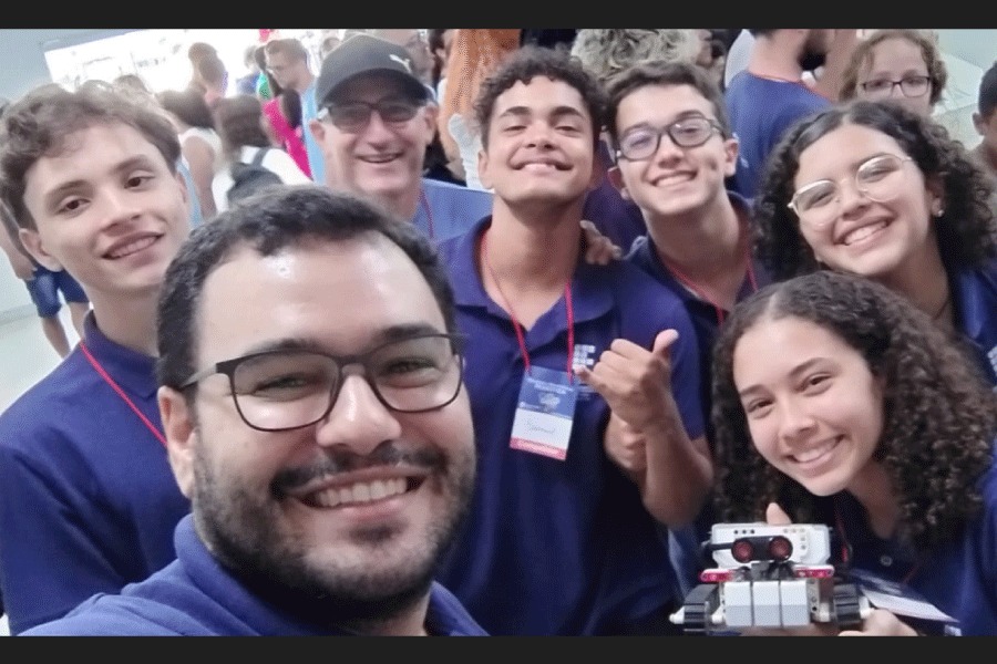 A equipe ROBOIFF com o coordenador Thales e o organizador da OBR, professor Robson (ao fundo)