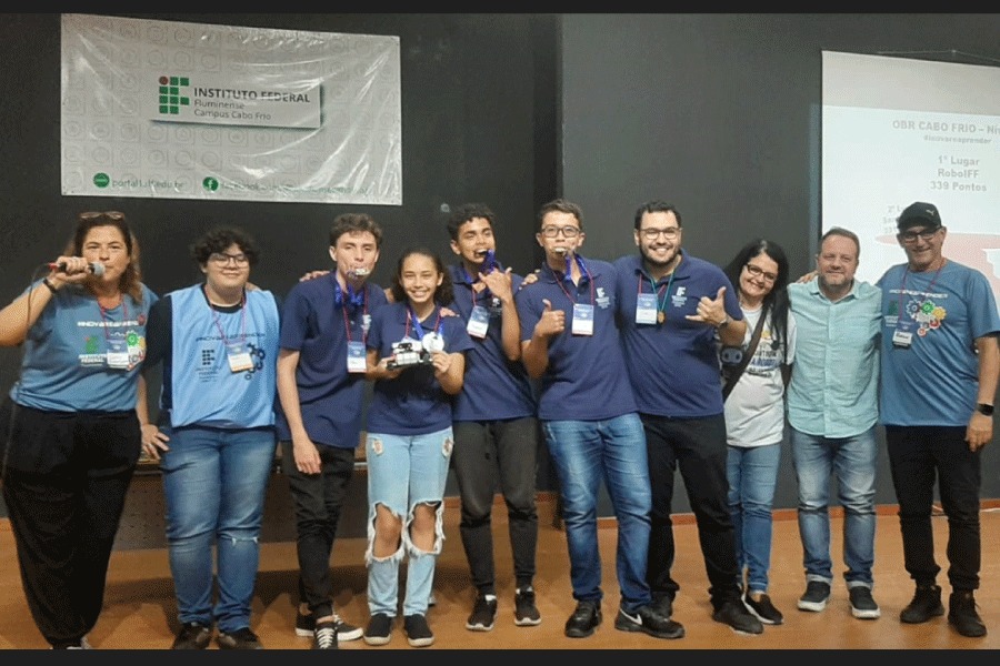 A equipe campeã com os professores Thales e Robson e o diretor do campus, Victor Saraiva (ao centro)