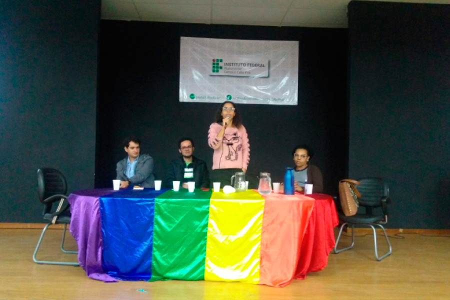 A psicóloga Maria Carolina mediou as perguntas durante a palestra.