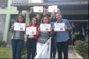 A organizadora do evento, Maria Célia (ao centro), o palestrante e os professores do IFF