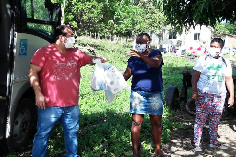 O professor Vinícius Santos que também colaborou com a arrecadação dos materiais.