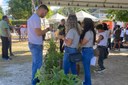 Doação de mudas produzidas pelo NEA do IFF Cambuci aconteceu na praça.