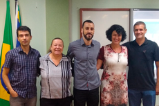 Murilo Alvares Vieira ao centro junto com professores da banca examinadora. (Foto: Divulgação)