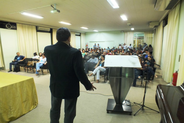 Após a cerimônia de abertura, foi ministrada a primeira palestra.