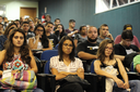 Estudantes de cursos de engenharia atentos à palestra.