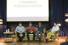 O diretor geral do campus, Carlos Alberto Henriques e demais integrantes da mesa de abertura dos trabalhos (Foto: Diomarcelo Pessanha Núcleo de Imagens do IFF).