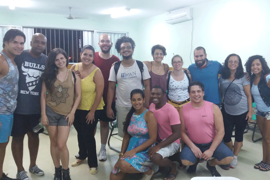 Alunos da Licenciatura em Teatro, acompanhados pela Coordenadora do Curso, Céli Palácios, e pelo professor Carlim Paravidino // (Foto: Anna Faria / Ascom)