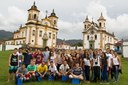 Na foto, estudantes posam em Ouro Preto - MG