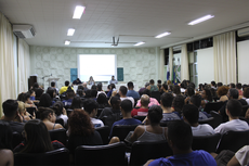 Auditório lotado de ouvintes que foram prestigiar o evento.